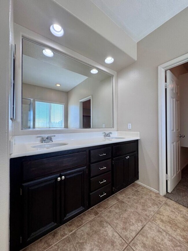 Building Photo - Beautiful 4 Bedroom + Office Home for Lease