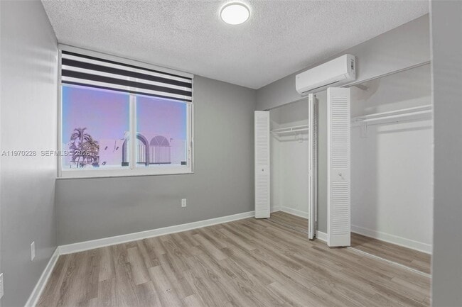 Building Photo - 1096 W 42nd Pl