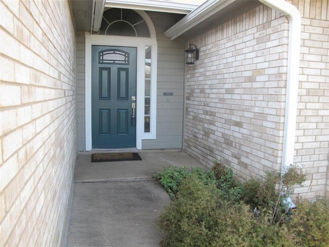 Building Photo - 915 Lantana Dr