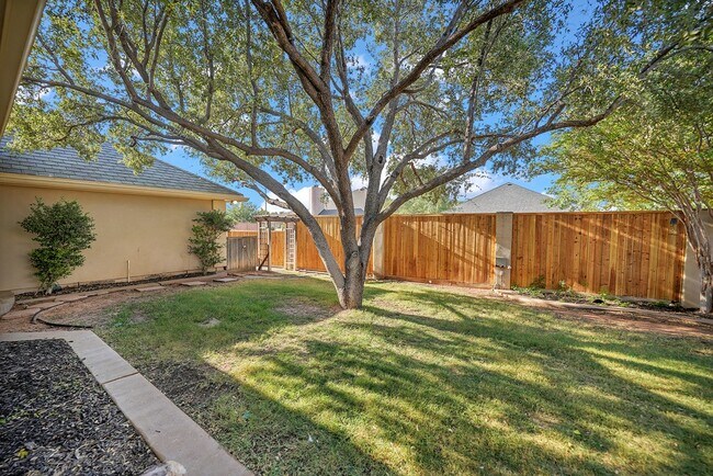 Building Photo - 5 Muirfield Dr