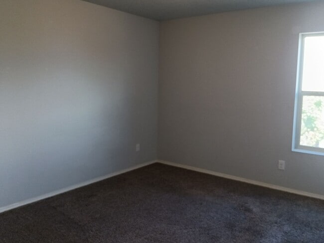 Building Photo - 5 Bedroom, 3 Bathroom Home! Schedule a Showing Today!