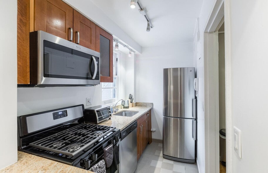 Building Photo - 420 E 80th St