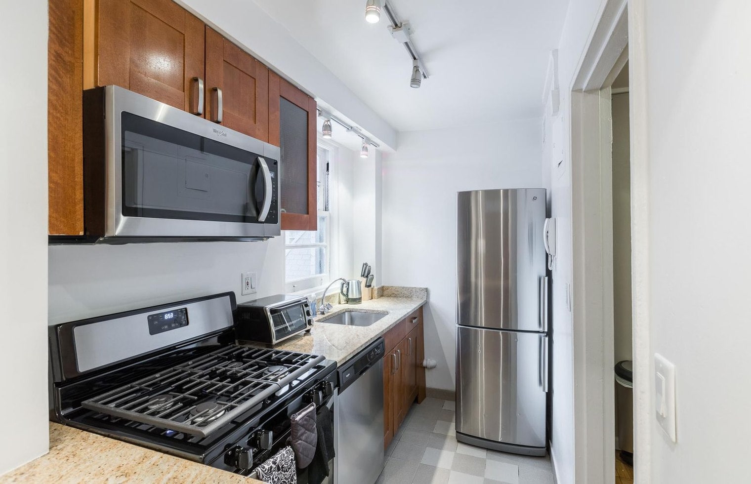 Building Photo - 240 E 81st St