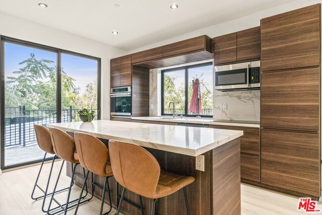 Building Photo - 2315 Loma Vista Pl