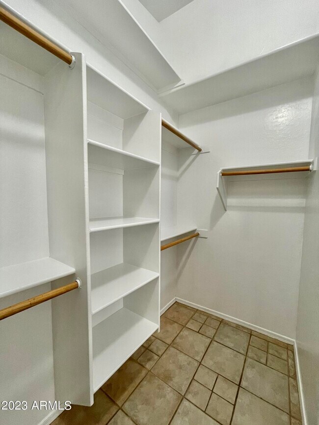 Building Photo - 4939 W Erie St