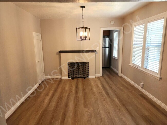 Building Photo - 2 bedroom, 1 bathroom