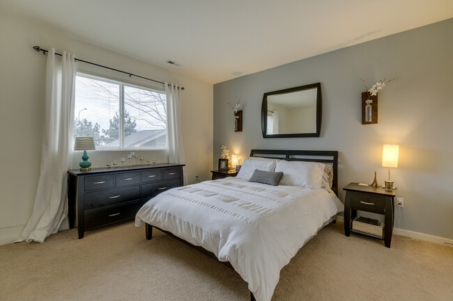 Building Photo - Beautiful open layout 2-level townhome!