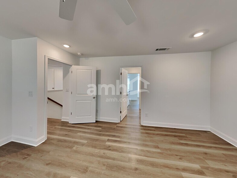 Building Photo - 56 Pointe Dr