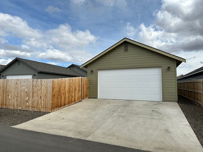 Building Photo - Beautiful 4 Bed, 3 Bath Home for Rent!