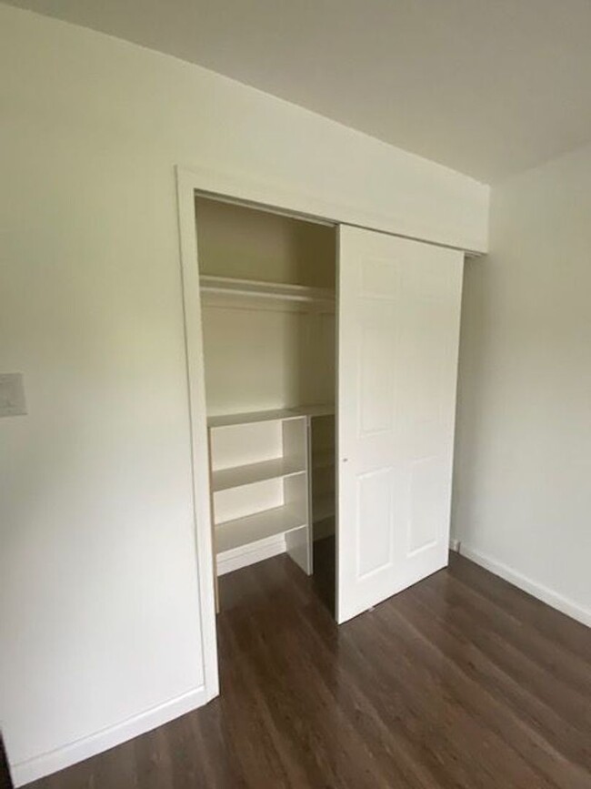Building Photo - Two Bedroom Three Bathroom Condo in Hollan...