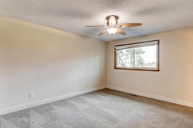 Building Photo - Cozy 4 Bed 3 Bath Home Center of Oak Harbor