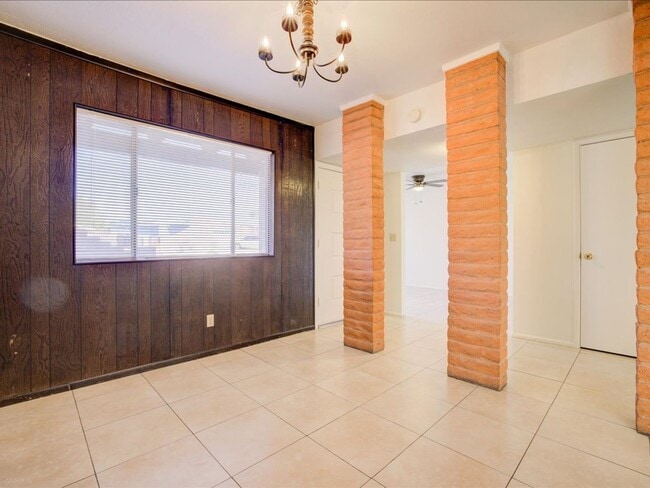 Building Photo - EASTSIDE LOCATION!!!