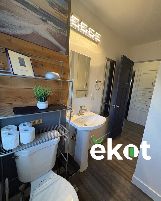 Building Photo - Birtok-500 South-1269