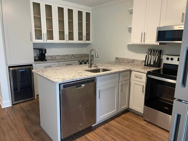 Building Photo - Optional Furnished Executive Rental Downtown