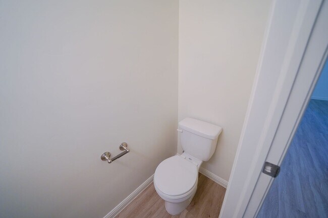 Building Photo - Remodeled 3 Bed / 2.5 Bath Townhome in Great Location