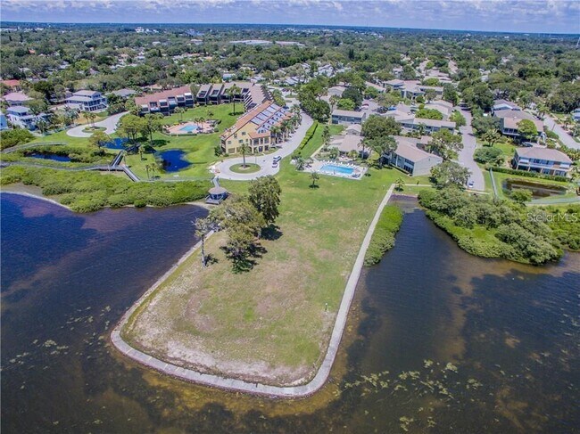 Building Photo - 17 Windrush Bay Dr