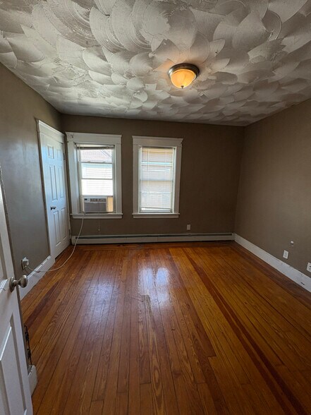 Building Photo - 121 Stanwood St