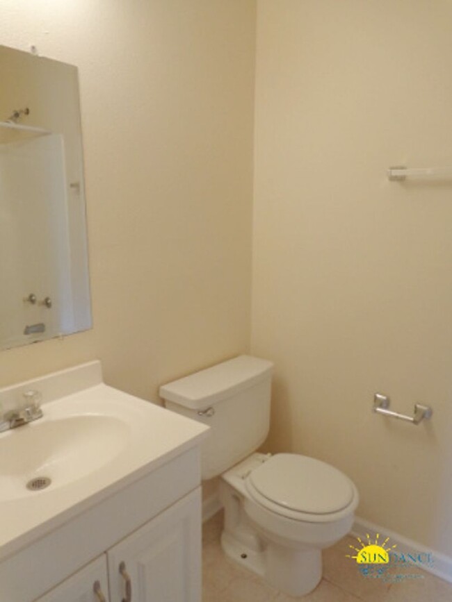 Building Photo - Large newly painted 2Bed/2.5 bath located ...