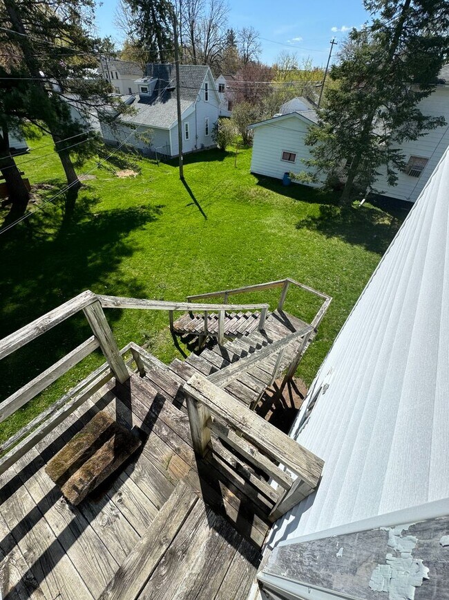 Building Photo - 605 N State St