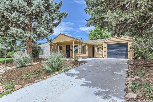 Primary Photo - Beautiful 2 Bedroom 1 Bath With Bonus Room...