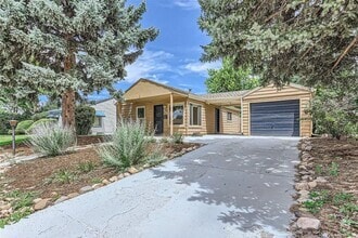 Building Photo - Beautiful 2 Bedroom 1 Bath With Bonus Room...