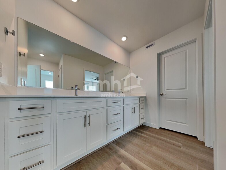 Building Photo - 9531 Harkes Dr