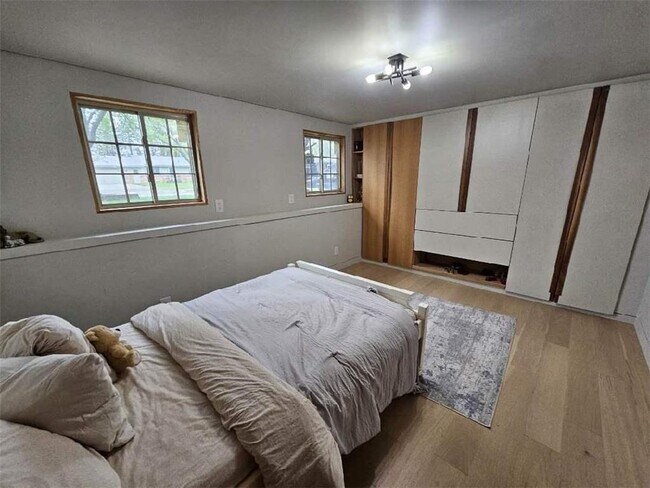 Building Photo - 10709 W River Rd