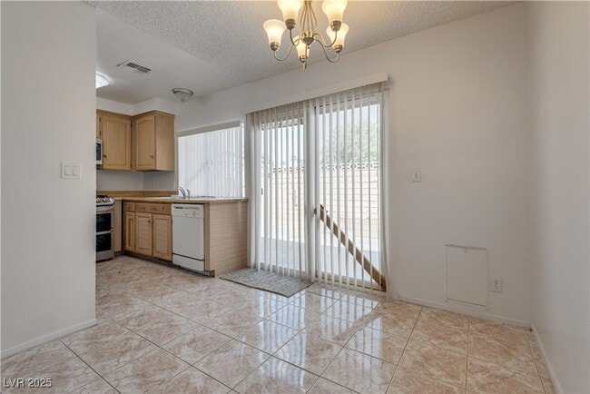 Building Photo - 6211 Meadow Brook Ln