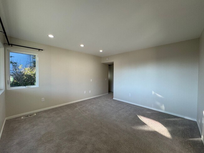 Building Photo - Breathtaking views of Chuckanut Bay!!