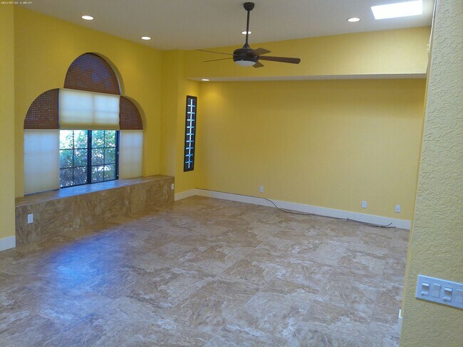 Building Photo - Charming Golf Course Condo for Rent – Residential Estates