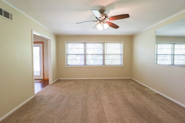 Building Photo - 3 Bed Mid-Town Beaut! Available for Immedi...