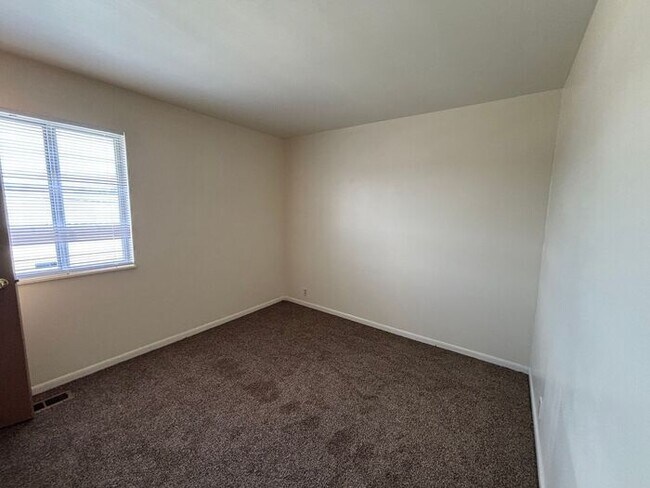 Building Photo - 3 Bedroom Townhome
