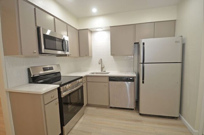 Building Photo - Tara Condos 2 Bed 1 Bath Apt NW 63rd & May...