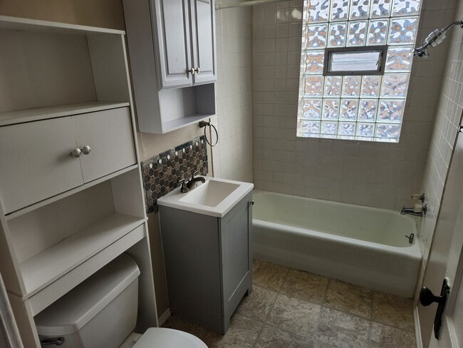 Building Photo - Large 2 -3 Bedroom Apartment in Heart of Beaver Falls! Central Air! NO APPLICATION FEE!!