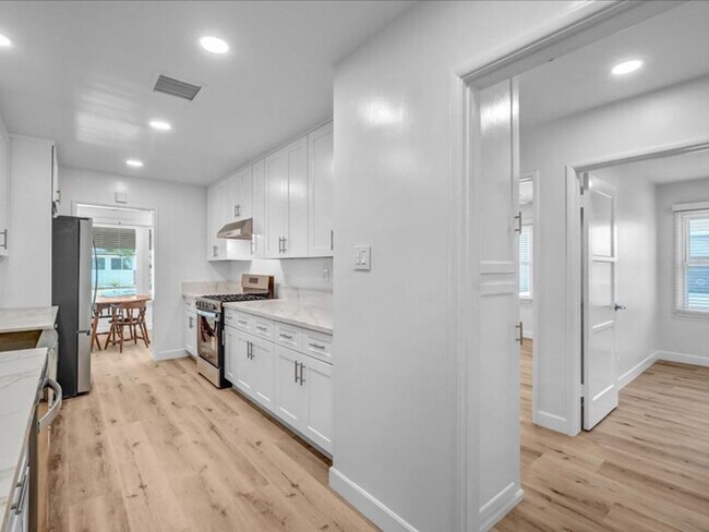 Building Photo - 4847 Ocana Ave