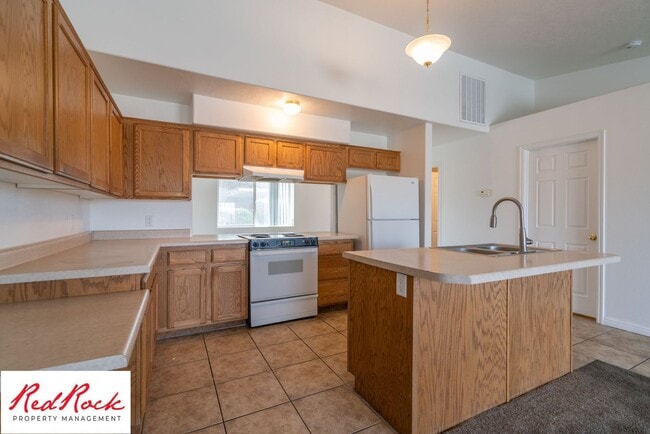 Building Photo - Spacious 3 Bedroom Townhome in Central St....
