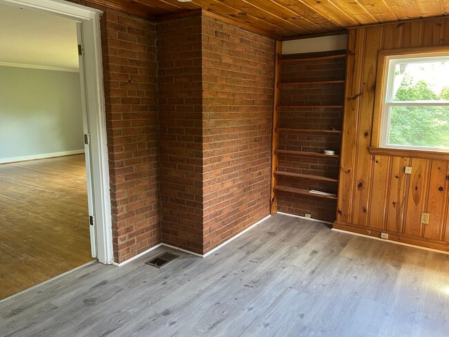 Building Photo - Renovated Rambler Close to Walter Reed, NI...