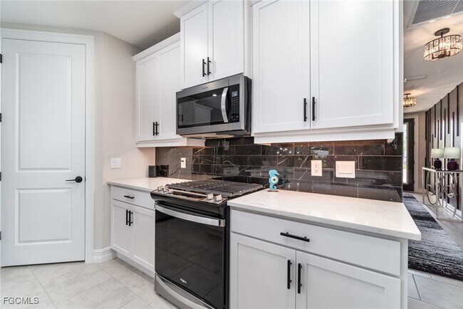 Building Photo - 44525 Palm Frond Dr