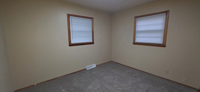 Building Photo - 3 Bedrooms 2 Bathrooms  $1195!
