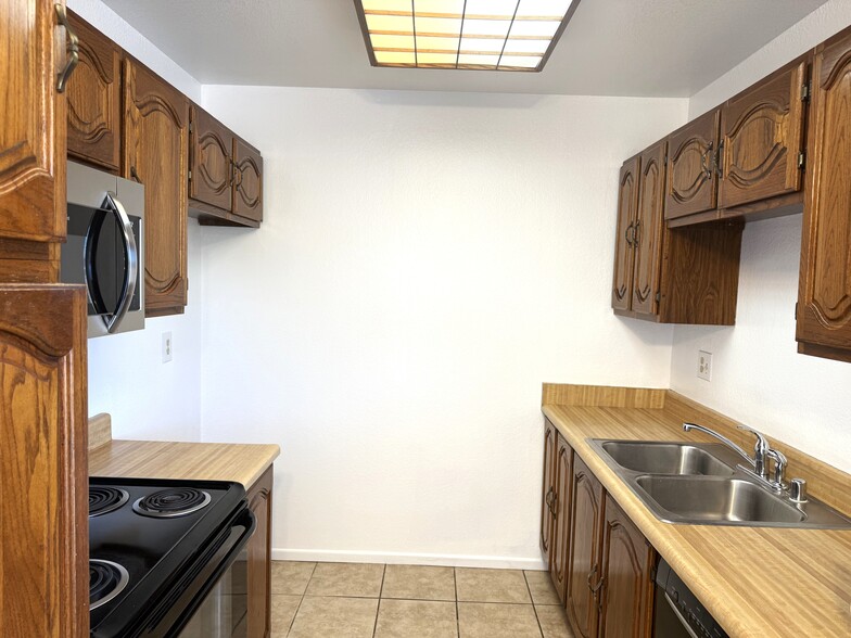 Building Photo - 10777 Walnut St