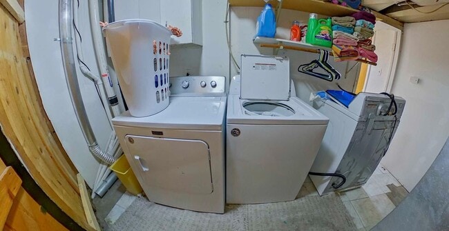 Building Photo - Patio + Fenced-In Yard+ Pet Friendly + Garage Parking + Washer & Dryer! Available August 1st!