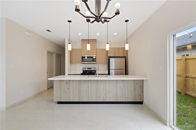 Building Photo - 1705 W Violet Dr