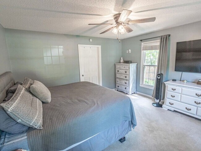 Building Photo - 379 Red Fox Rd