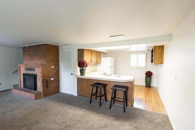 Building Photo - Ski season special, Month to month lease- ...