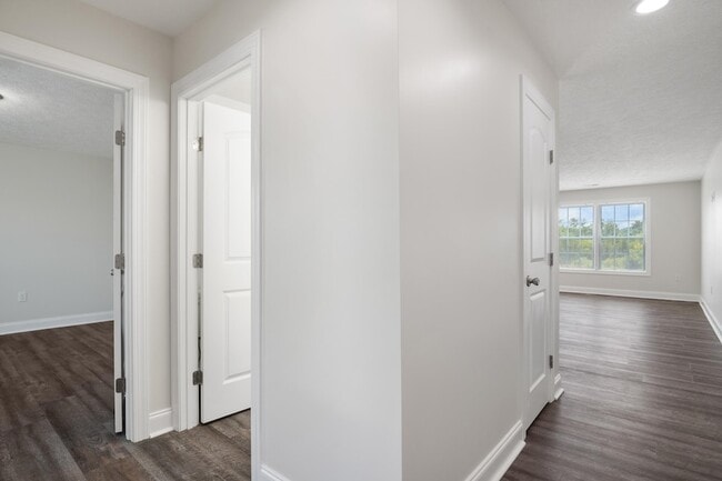 Building Photo - 445 Skylar Dr
