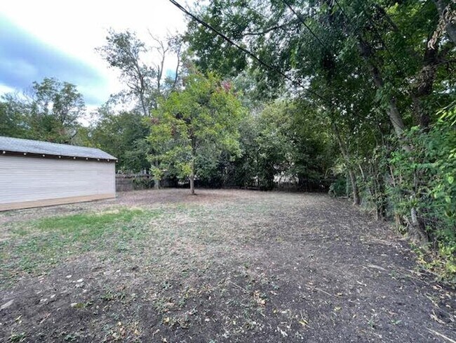 Building Photo - 2005 N 39th A St