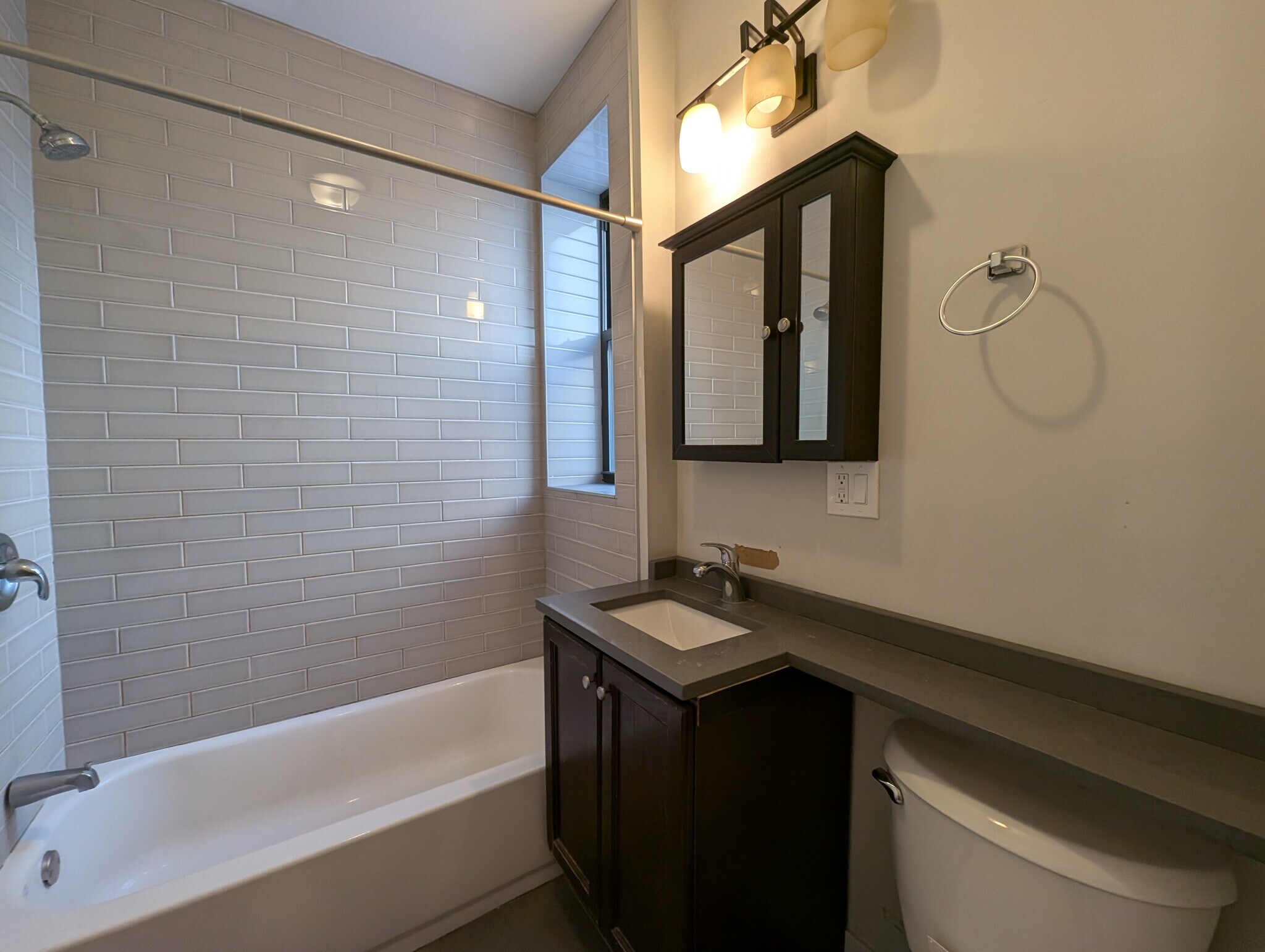 Building Photo - 628 W Cornelia Ave