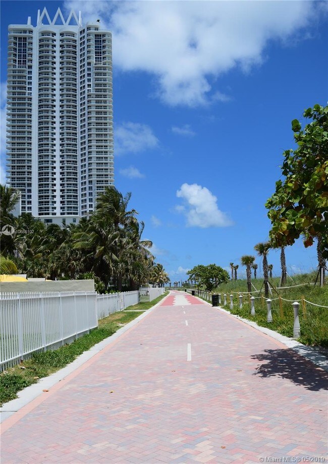 Building Photo - 6061 Collins Ave