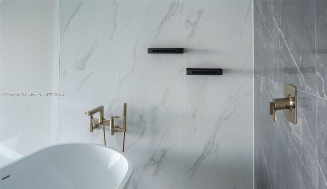 Building Photo - 700 NE 24th St