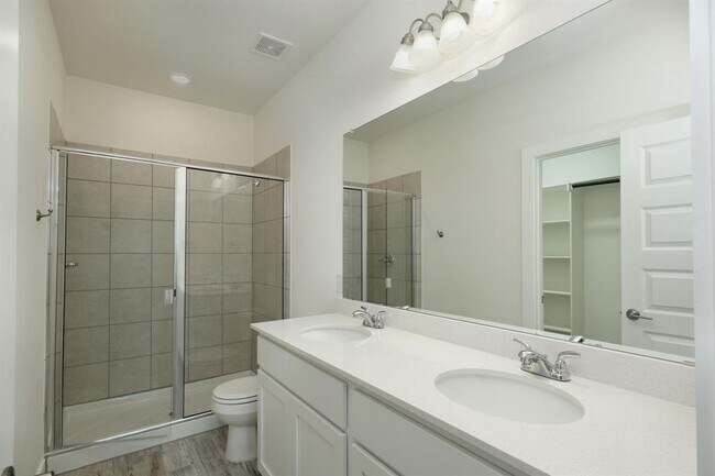 Building Photo - 438 Parkline Dr